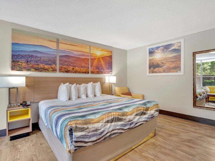 Comfort Room | Desk, iron/ironing board, free WiFi, bed sheets