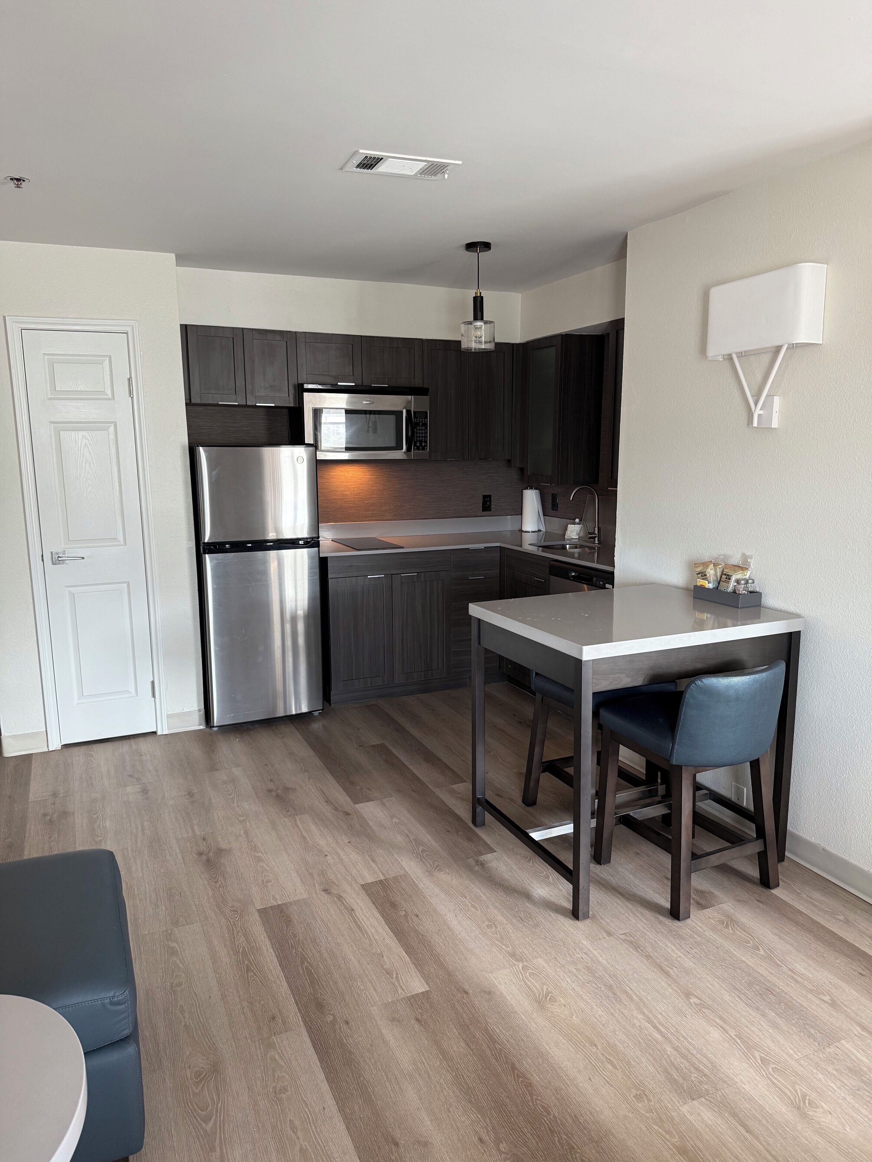 fridge, microwave, stovetop, dishwasher