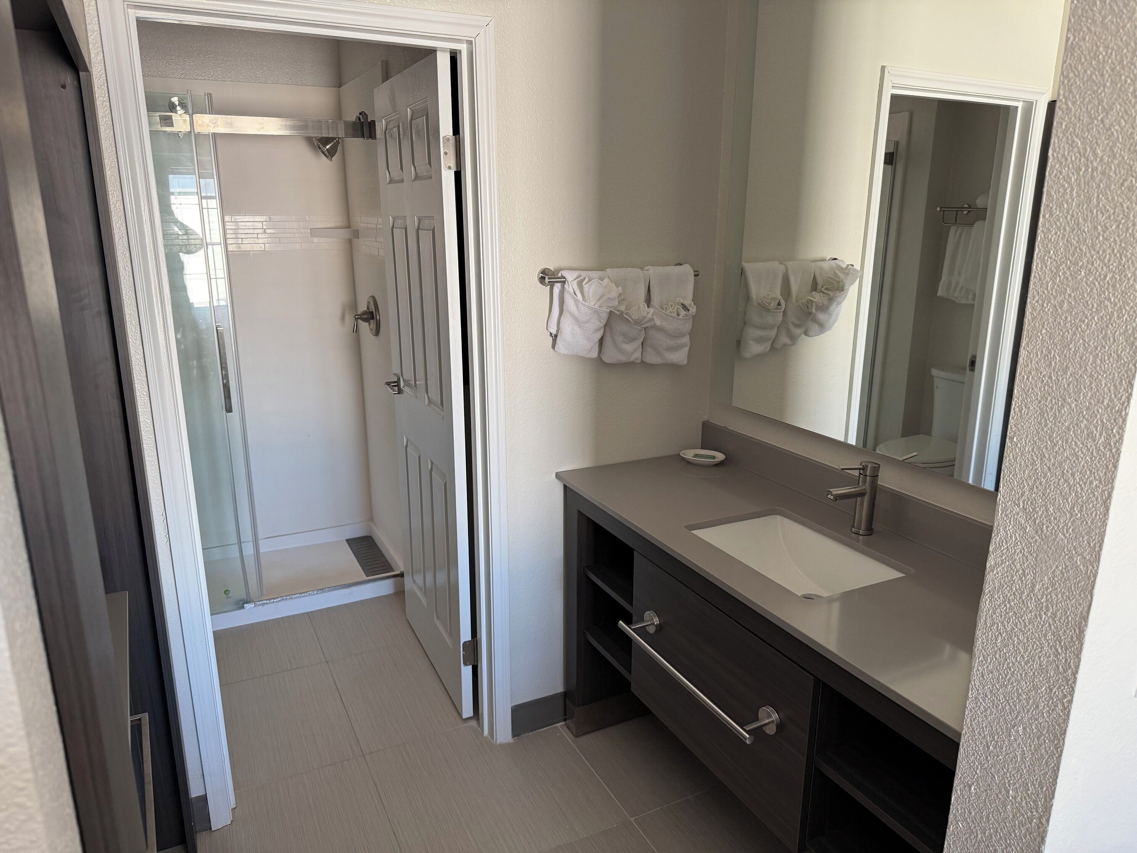 suite, 2 bedrooms | bathroom | combined shower/bathtub, free toiletries, hair dryer, towels