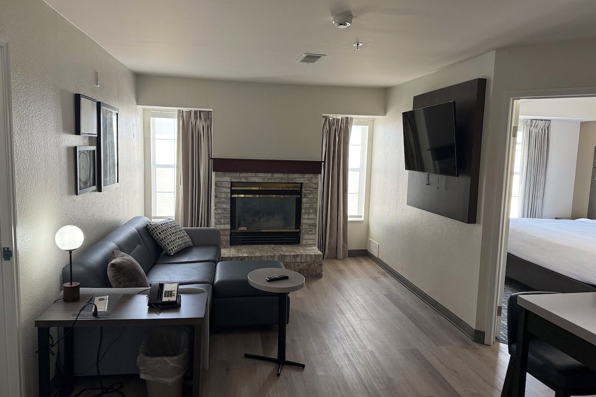 Suite, 2 habitaciones | Área de sala de estar | Televisión de pantalla plana