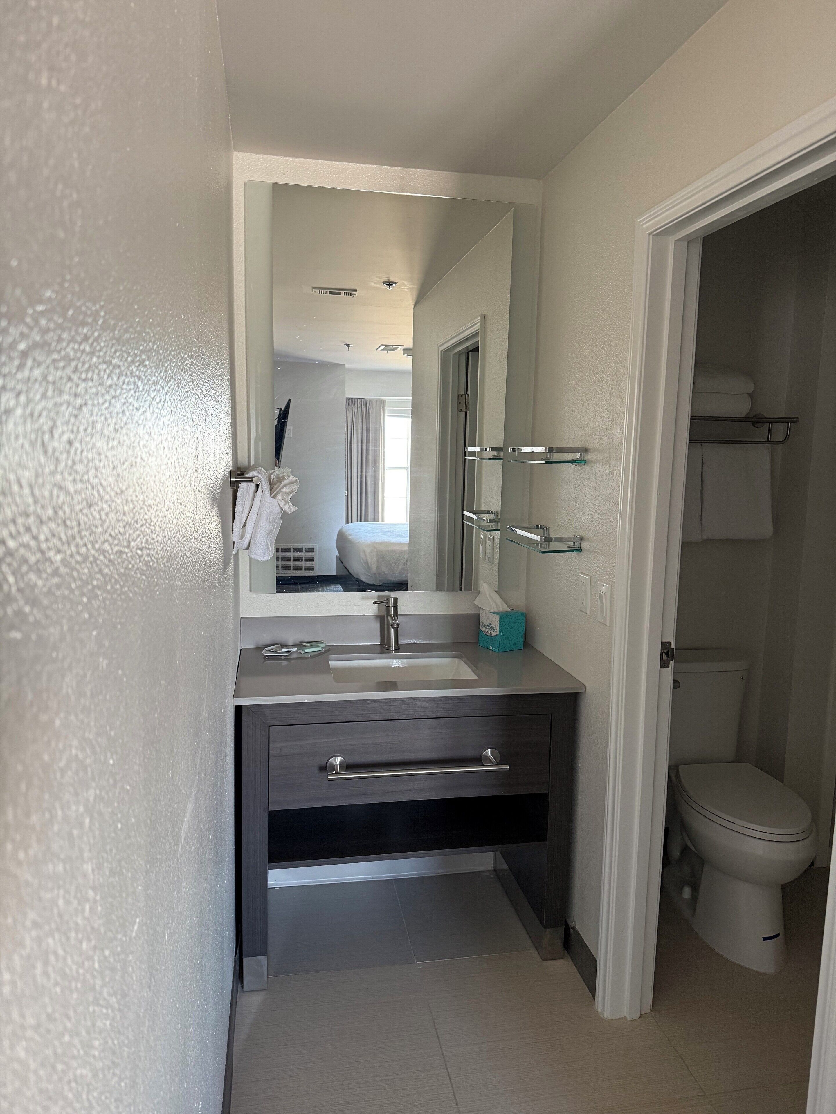 suite, 2 bedrooms | bathroom | combined shower/bathtub, free toiletries, hair dryer, towels