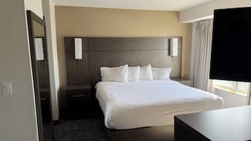 Hochwertige Bettwaren, Schreibtisch, laptopgeeigneter Arbeitsplatz