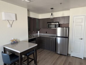 Fridge, microwave, stovetop, dishwasher