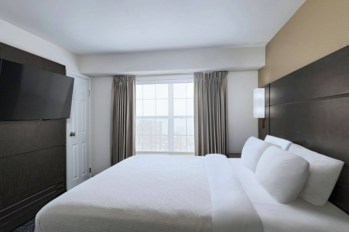 Suite, 1 slaapkamer | Luxe beddengoed, een bureau, een laptopwerkplek