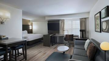 Studio, 1 Tempat Tidur King dengan tempat tidur Sofa | Seprai premium, meja kerja, dan ruang kerja ramah laptop
