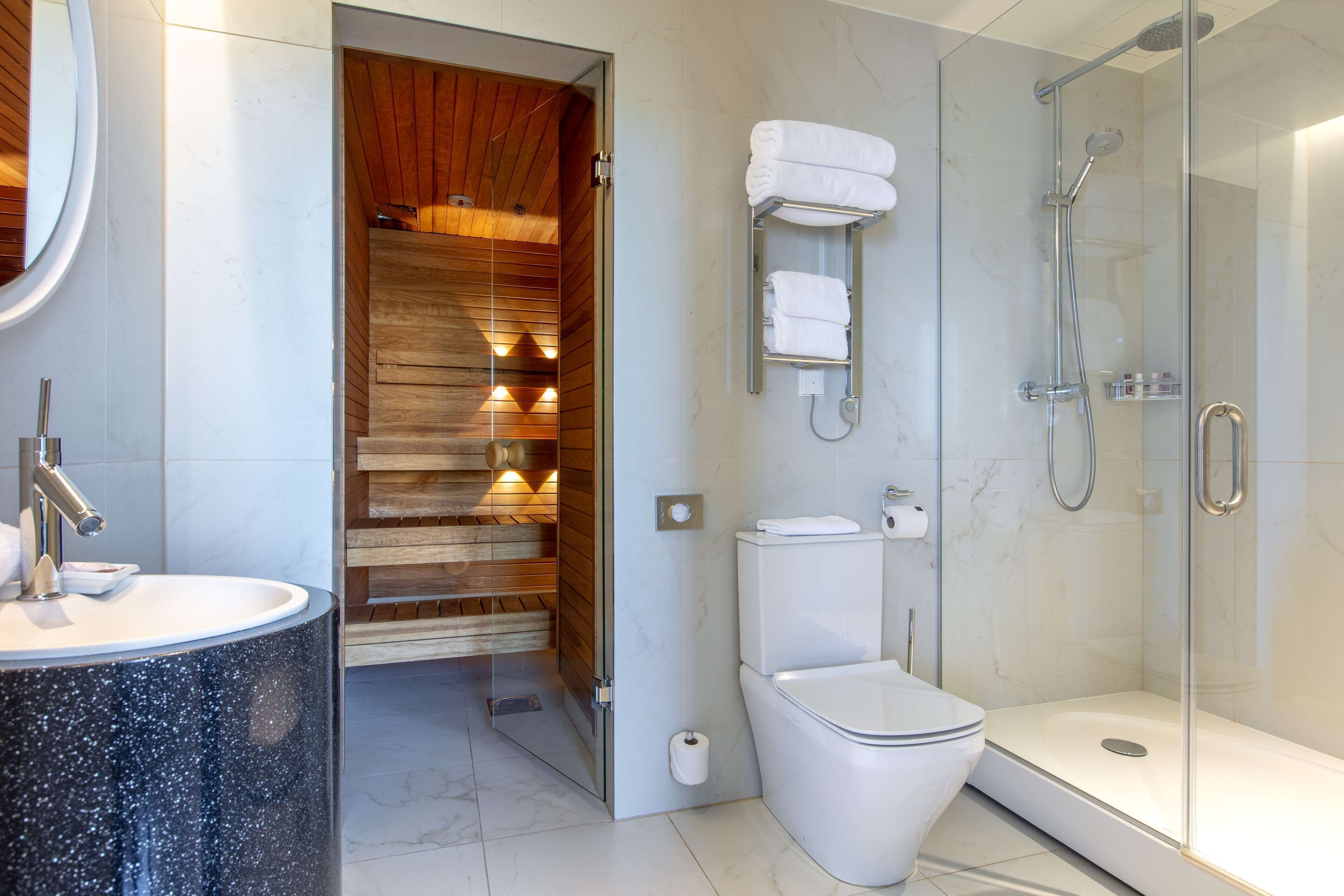 Ropa de cama de alta calidad y minibar 