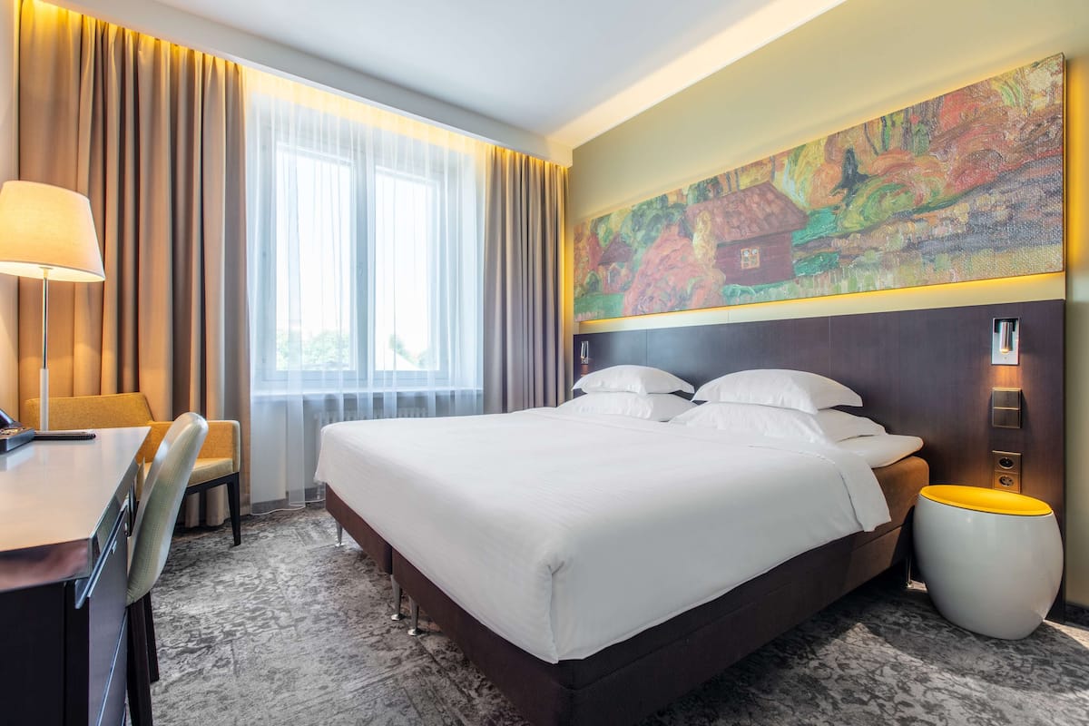 Standardværelse - 1 soveværelse (Freedom Square View) | 1 soveværelse, premium-sengetøj, minibar, pengeskab på værelset