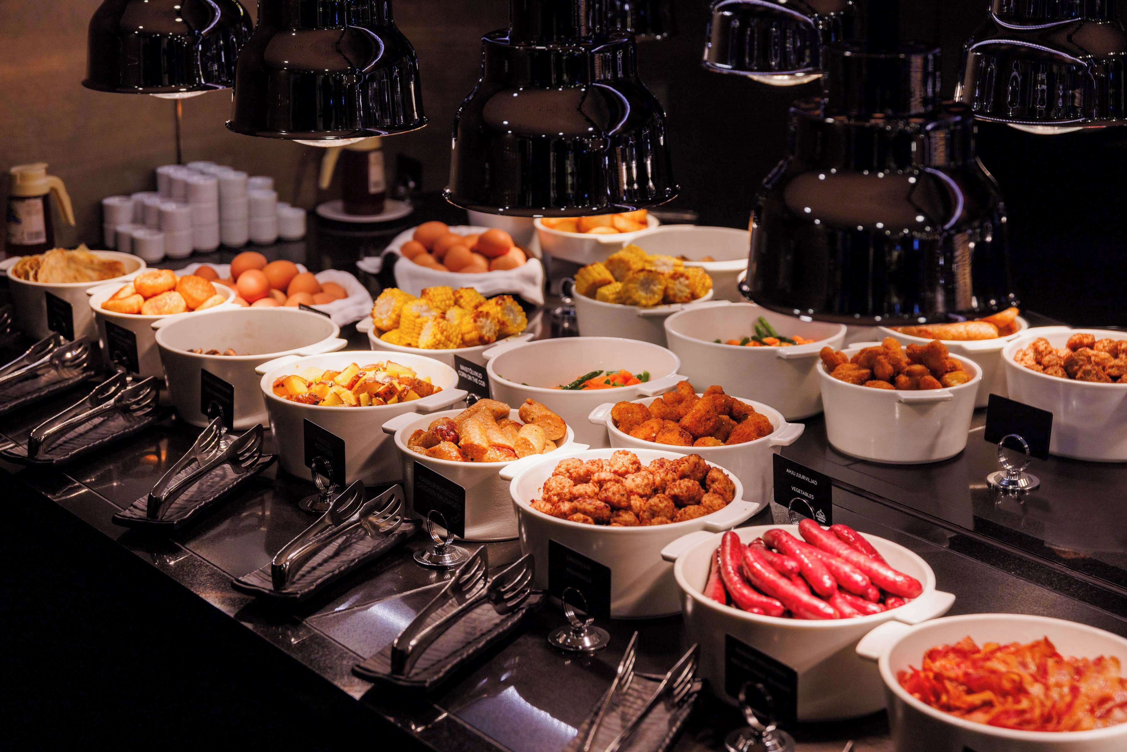 En buffet med forskellige retter og bestik.
