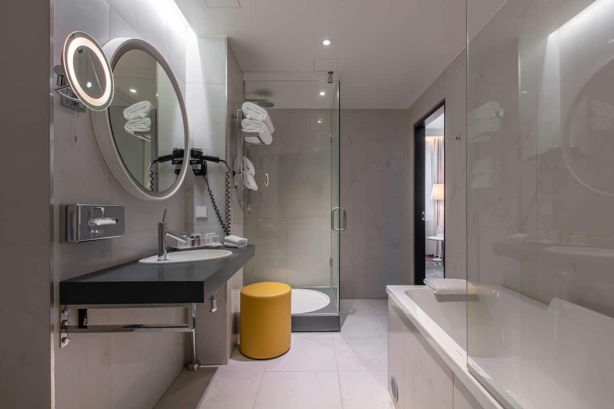 junior suite | bathroom | free toiletries, hair dryer, bathrobes, slippers