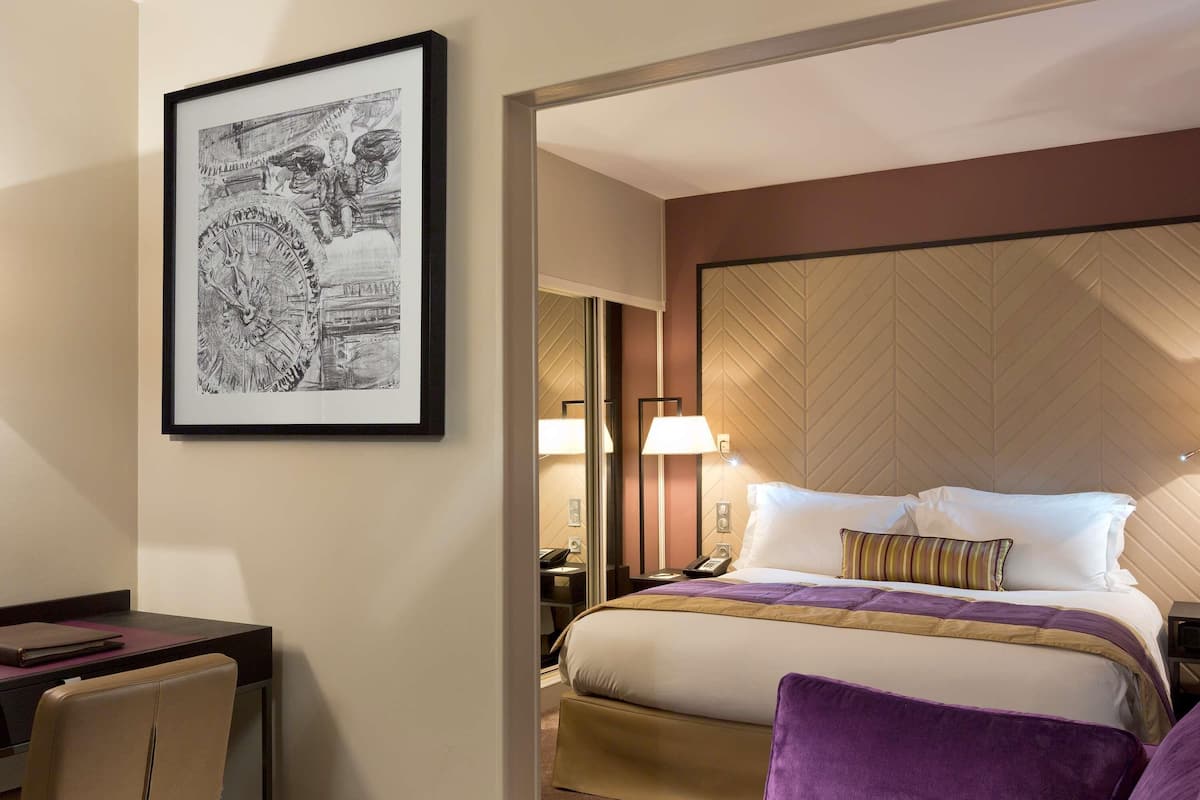 Suite junior, 1 cama King size (1 coin salon) | Ropa de cama de alta calidad, edredón, camas con pillow-top y minibar