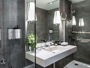 Junior Suite, 1 King Bed (1 coin salon) | Bathroom shower - Sofitel Strasbourg Grande Ile (Strasbourg)