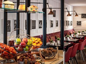 Desayuno buffet todos los días (EUR 34 por persona) 