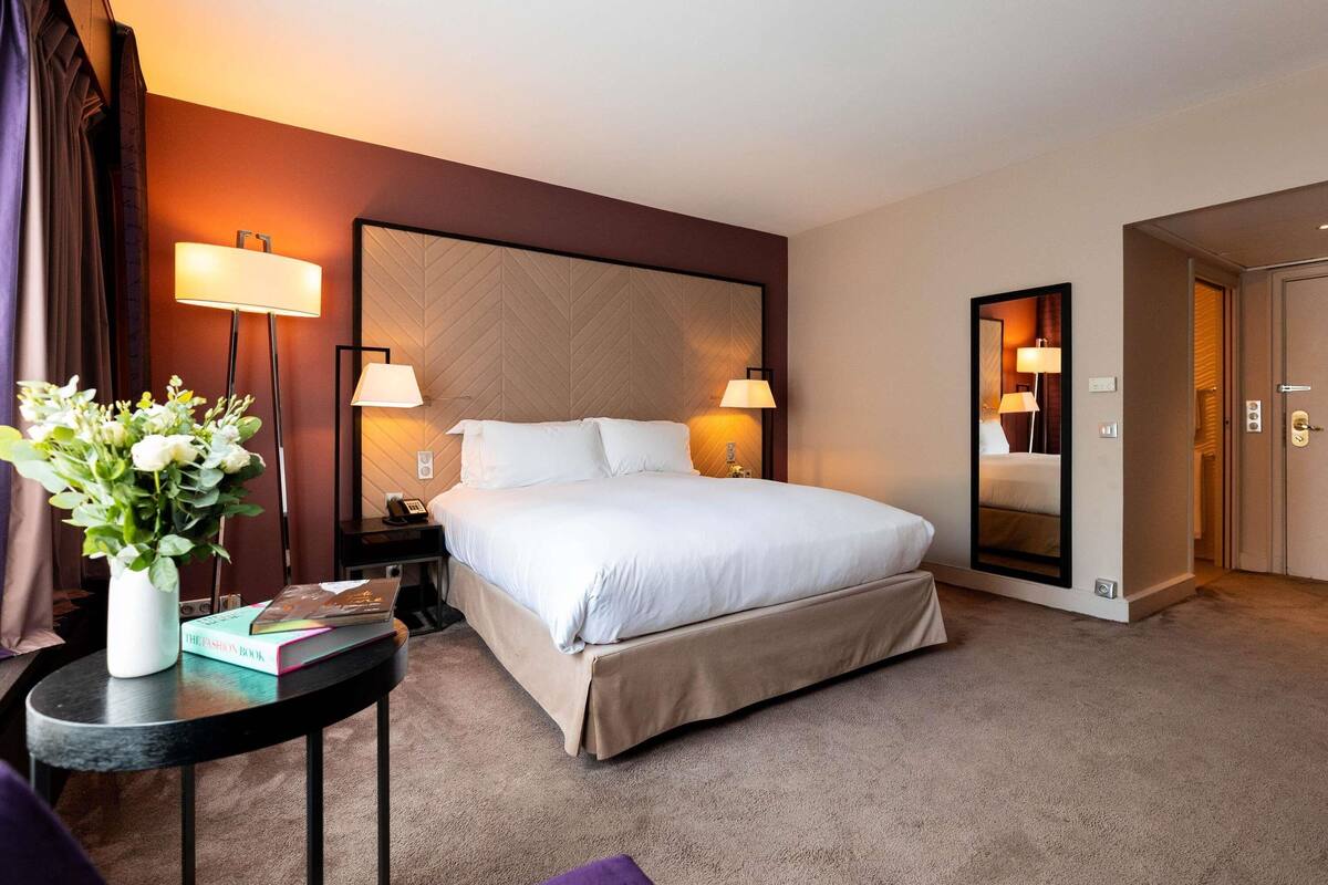 Habitación de lujo, 1 cama King size y sofá cama, vista al jardín | Ropa de cama de alta calidad, edredón, camas con pillow-top y minibar