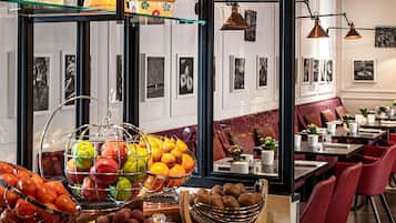 Bữa sáng buffet hàng ngày (34 EUR/mỗi người)