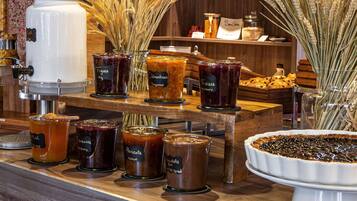 Se ofrece un desayuno bufé todos los días (34 EUR por persona)