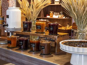 Petit déjeuner buffet (34 EUR par personne)