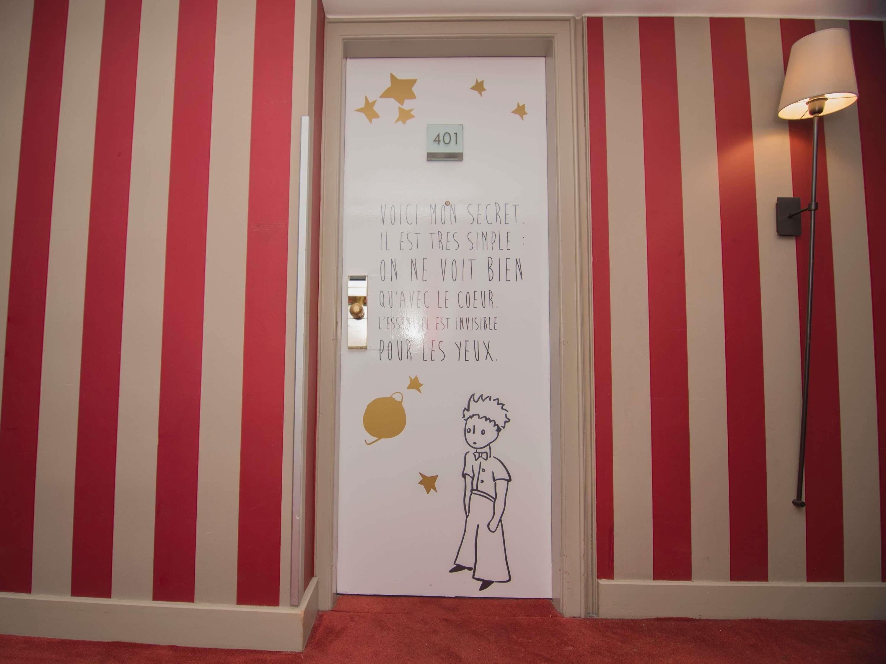 Una puerta con el número 401, una cita en francés y un personaje de caricatura.