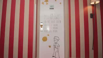Una puerta con el número 401, una cita en francés y un personaje de caricatura.