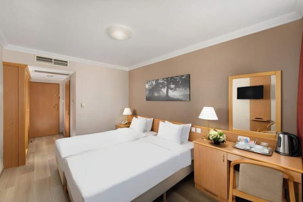 Hypo-allergenic bedding, in-room safe, desk, laptop workspace