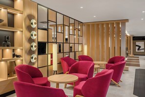 Lobby sitting area - Danubius Hotel Arena (Budapest)