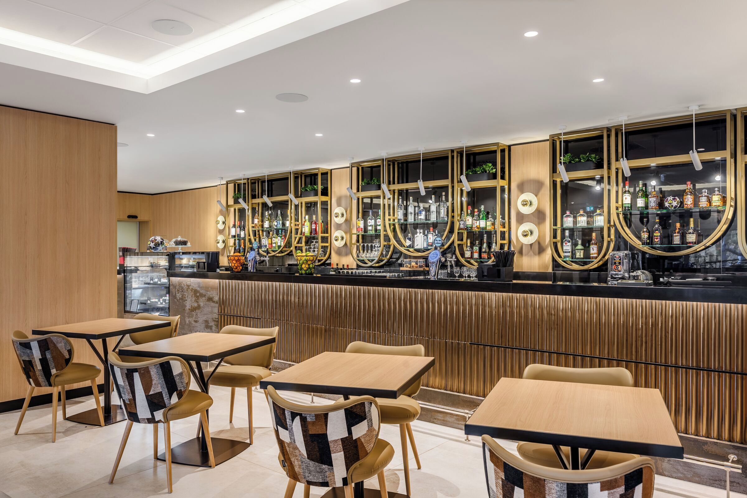 Serveert ontbijt, lunch en diner