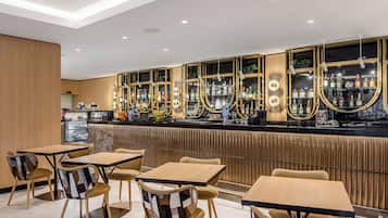 Serveert ontbijt, lunch en diner