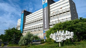 Un hotel de varios pisos con un letrero llamativo de Danubius Hotels.