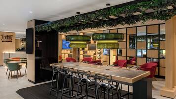 Serviert Frühstück, Mittagessen und Abendessen