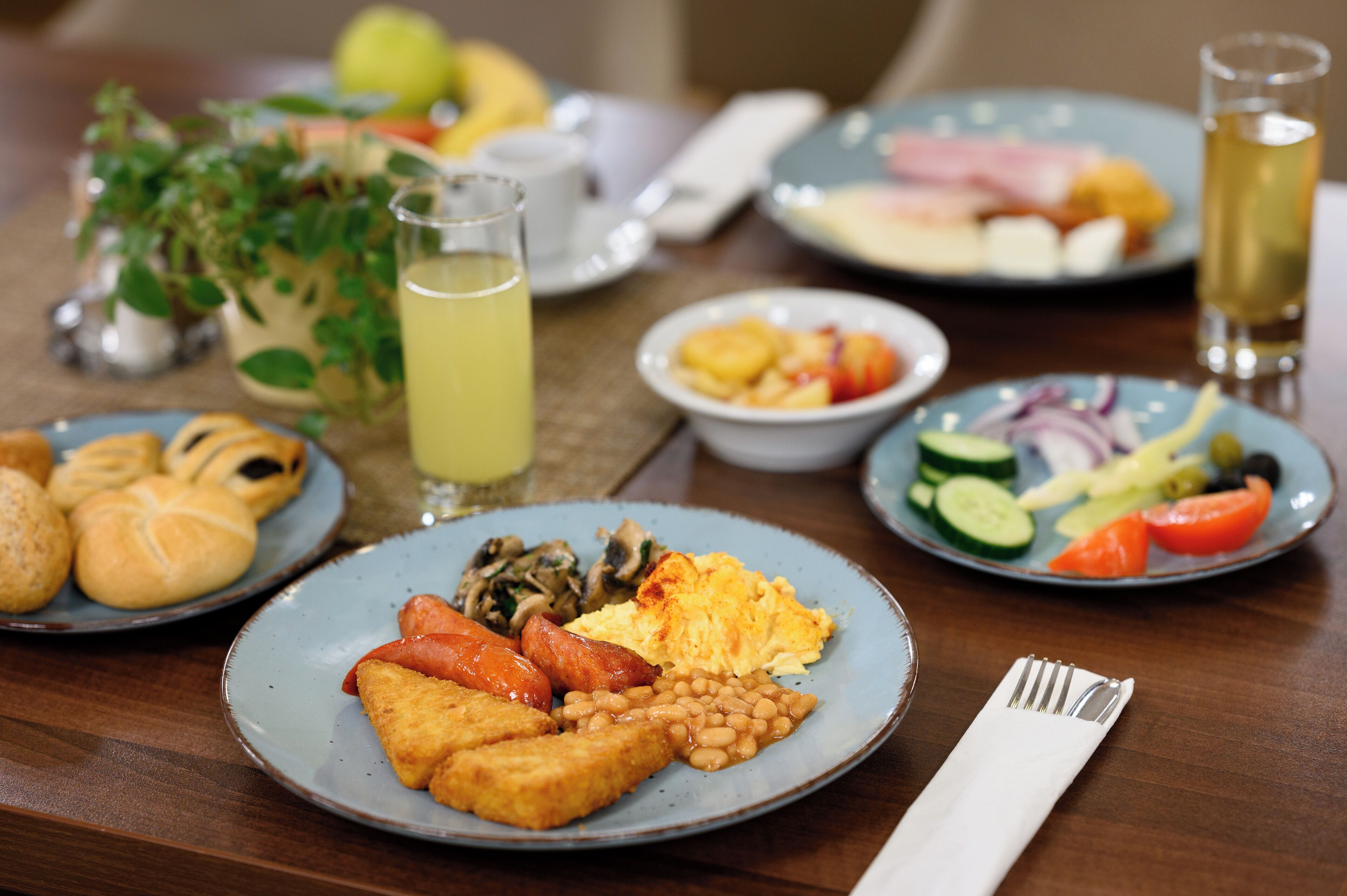 Bữa sáng tự phục vụ hàng ngày (16 EUR/mỗi người) 