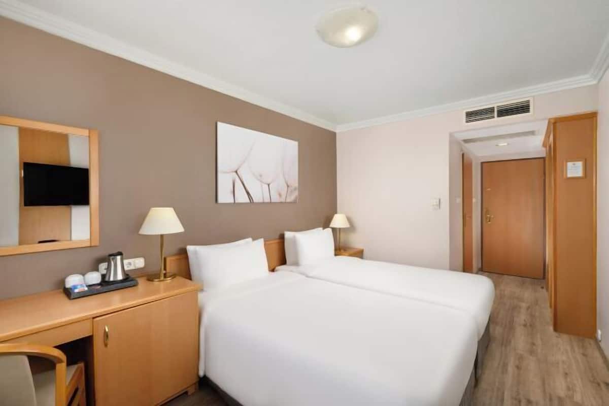 Hypo-allergenic bedding, in-room safe, desk, laptop workspace