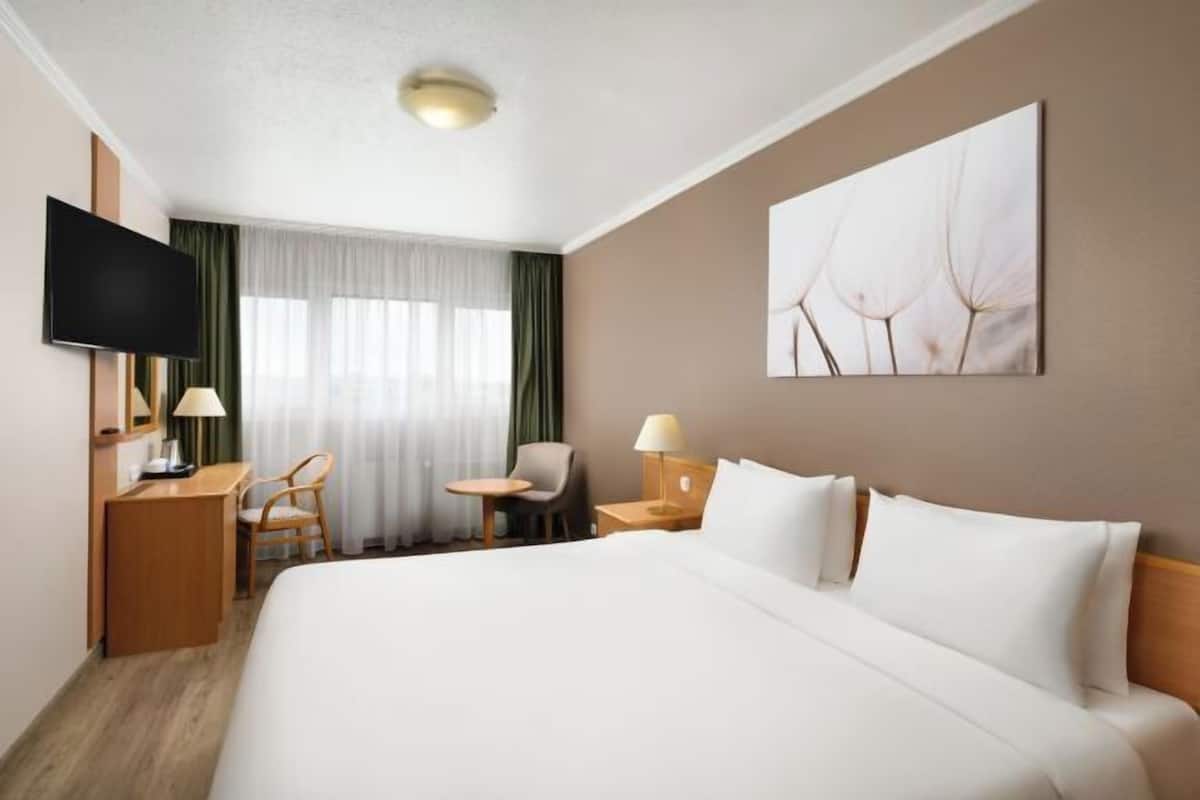 Hypo-allergenic bedding, in-room safe, desk, laptop workspace