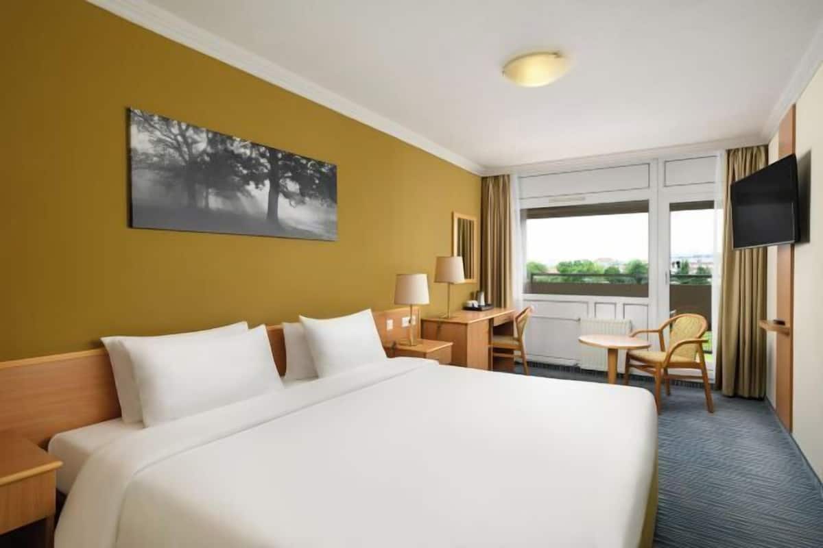 Hypo-allergenic bedding, in-room safe, desk, laptop workspace