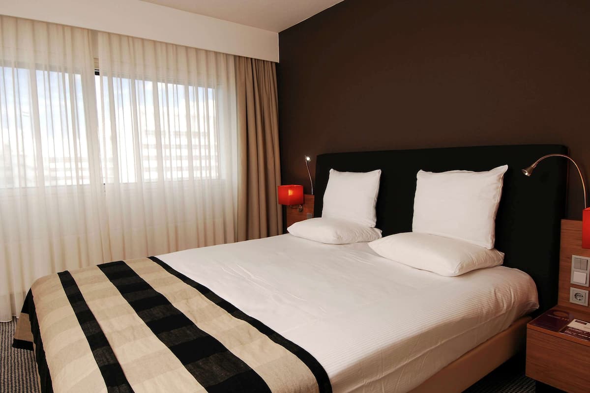 Quarto casal clássico | 1 quarto, cofres nos quartos, escrivaninha, cortinas blackout