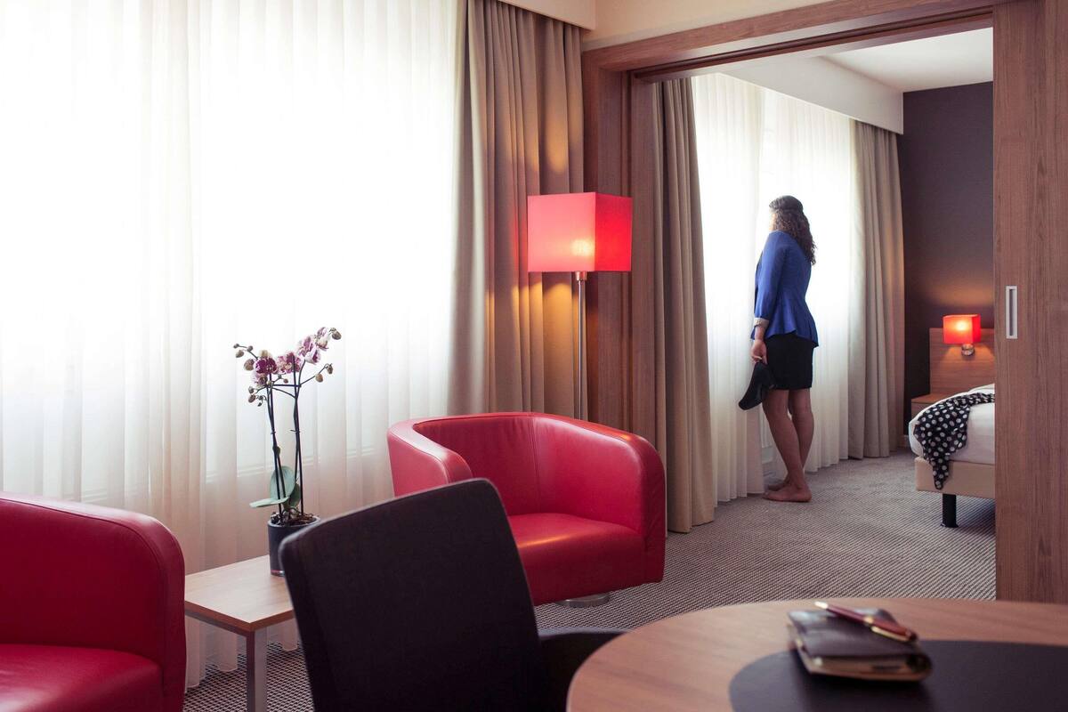 Phòng Suite, 1 giường đôi (Separate Lounge Area) | 1 phòng ngủ, két bảo mật tại phòng, bàn, màn/rèm cản sáng
