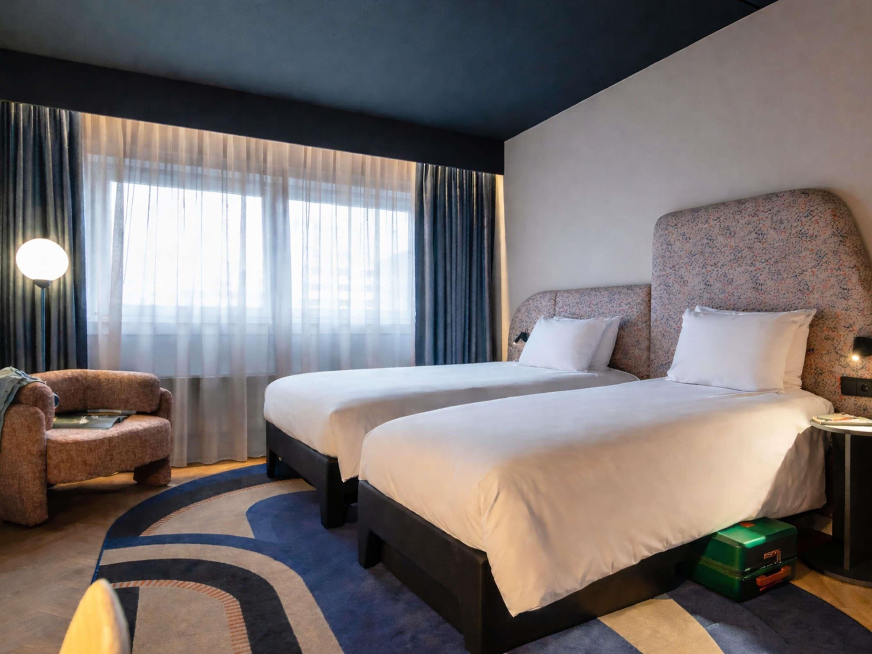 Seprai premium, bantalan ekstra lembut, brankas, dan meja kerja