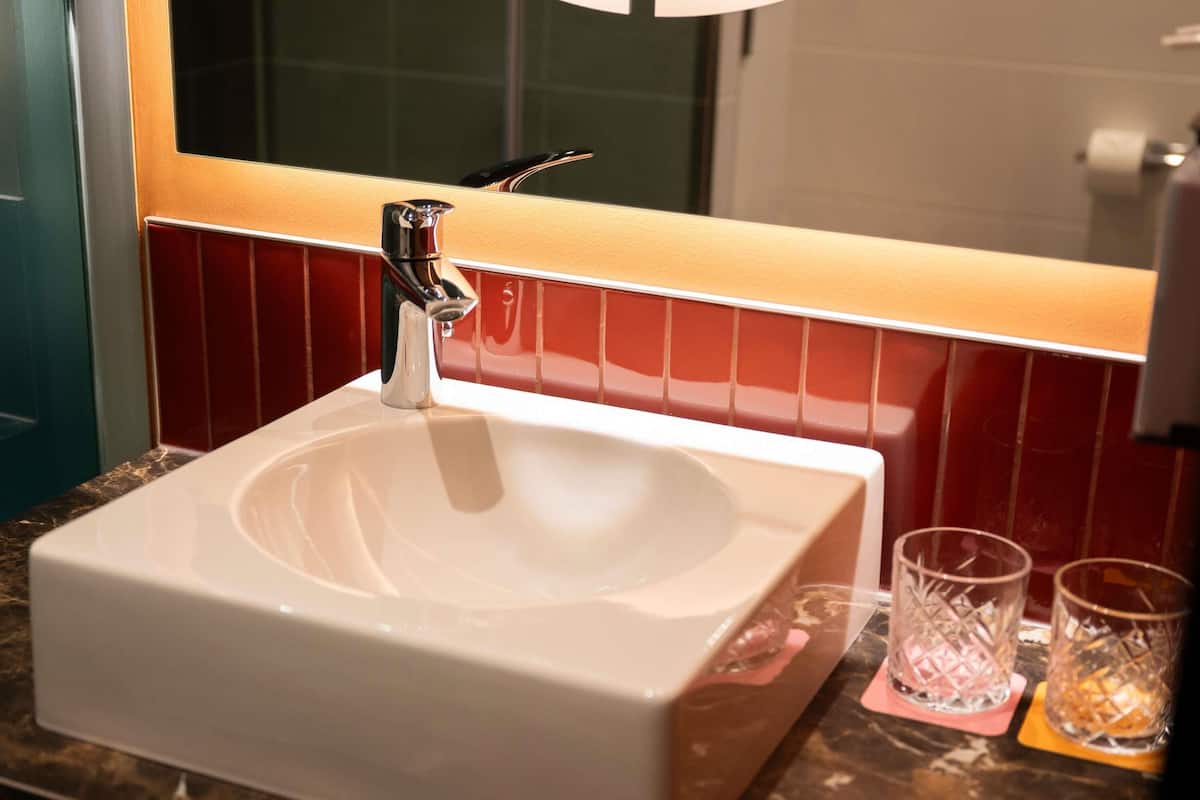 Premium-sengetøj, senge med topmadrasser, pengeskab på værelset