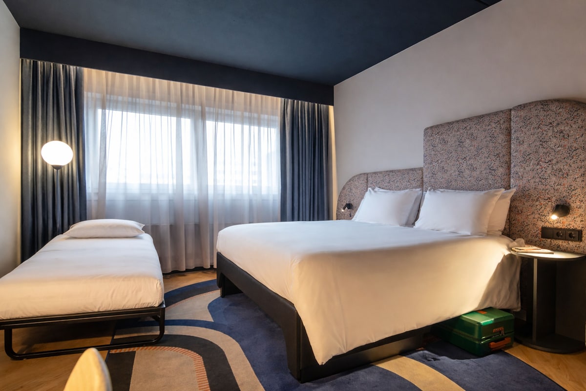 Kamar Triple, 1 Tempat Tidur Double dengan tempat tidur Sofa (Tribe Max) | Seprai premium, bantalan ekstra lembut, brankas, dan meja kerja