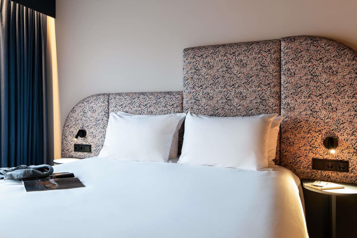 Premium-sengetøj, senge med topmadrasser, pengeskab på værelset