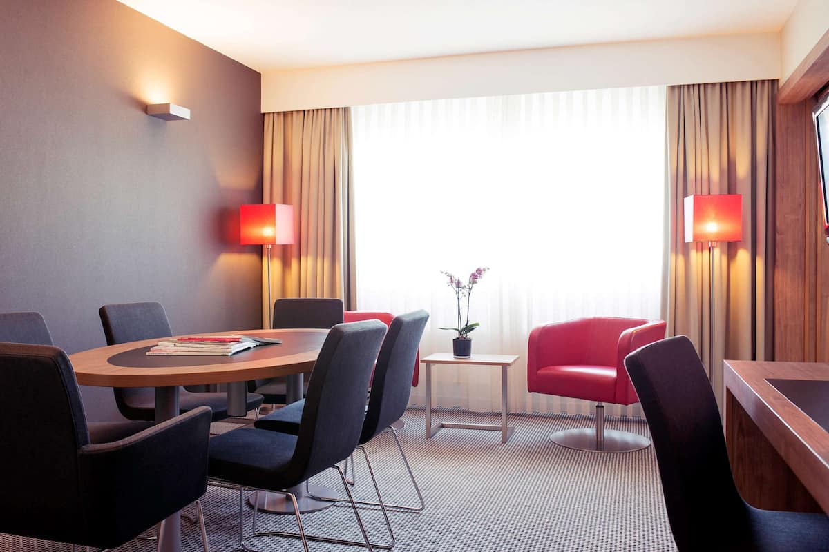 Suíte, 1 cama de casal (Separate Lounge Area) | 1 quarto, cofres nos quartos, escrivaninha, cortinas blackout