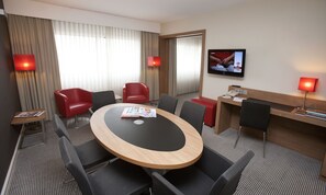 Phòng Suite, 1 giường đôi (Separate Lounge Area) | 1 phòng ngủ, két bảo mật tại phòng, bàn, màn/rèm cản sáng 