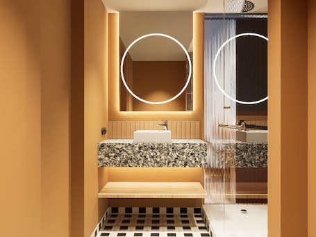 Kaliteli yatak takımı, yastık yüzeyli yatak, odada kasa, masa