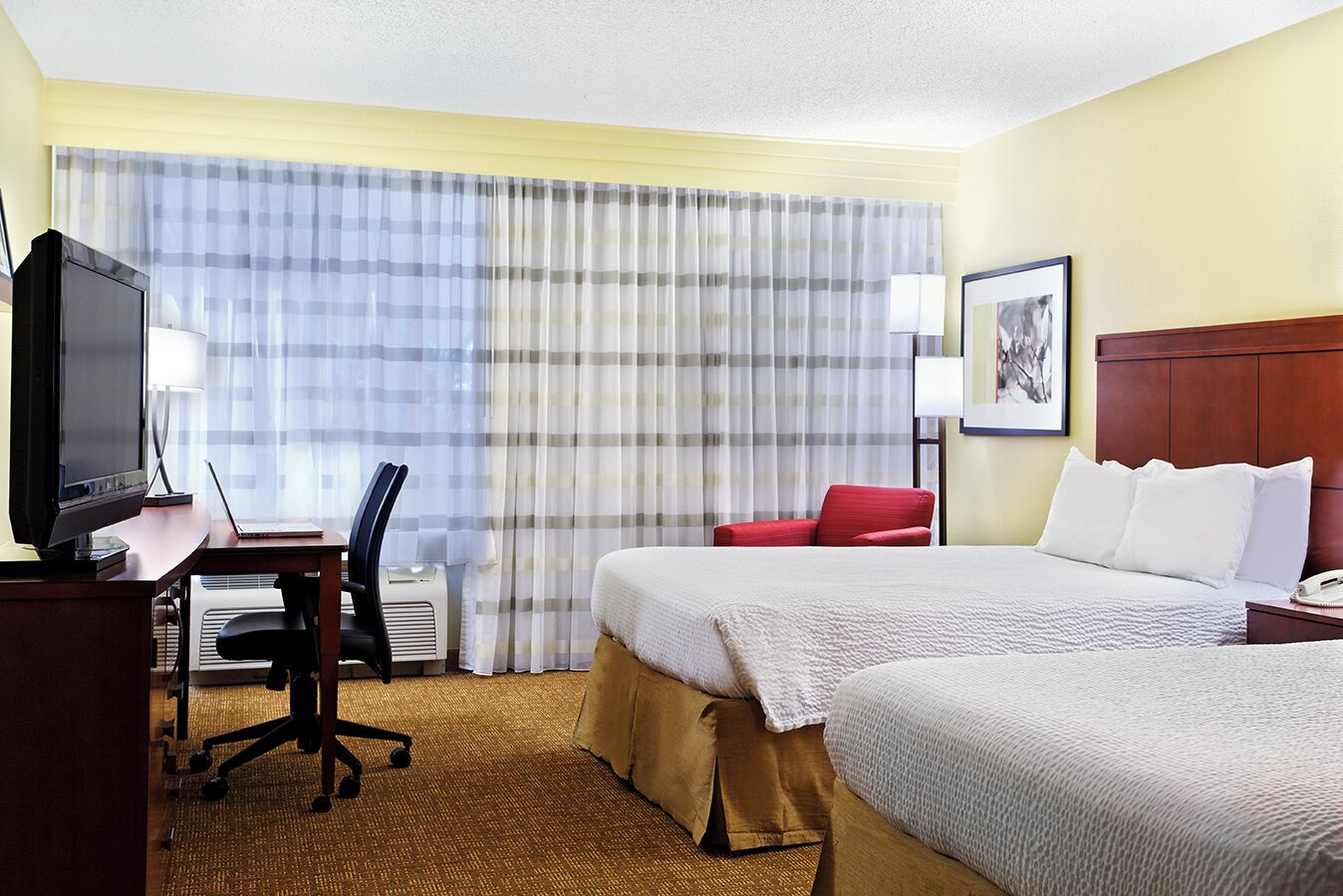 低刺激性寝具、デスク、ノートパソコン用作業スペース、遮光カーテン