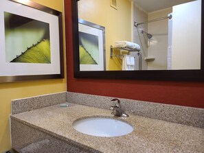 Duschwanne, kostenlose Toilettenartikel, Haartrockner, Handtücher