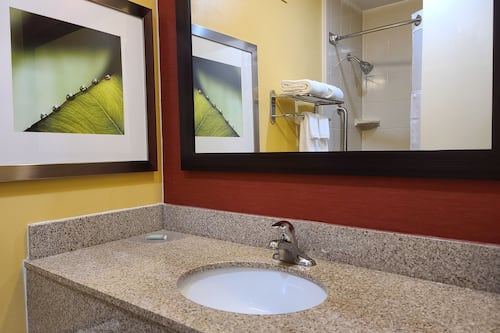 Duschwanne, kostenlose Toilettenartikel, Haartrockner, Handtücher