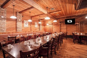 Breakfast, lunch and dinner served - Sandman Inn McBride (McBride)