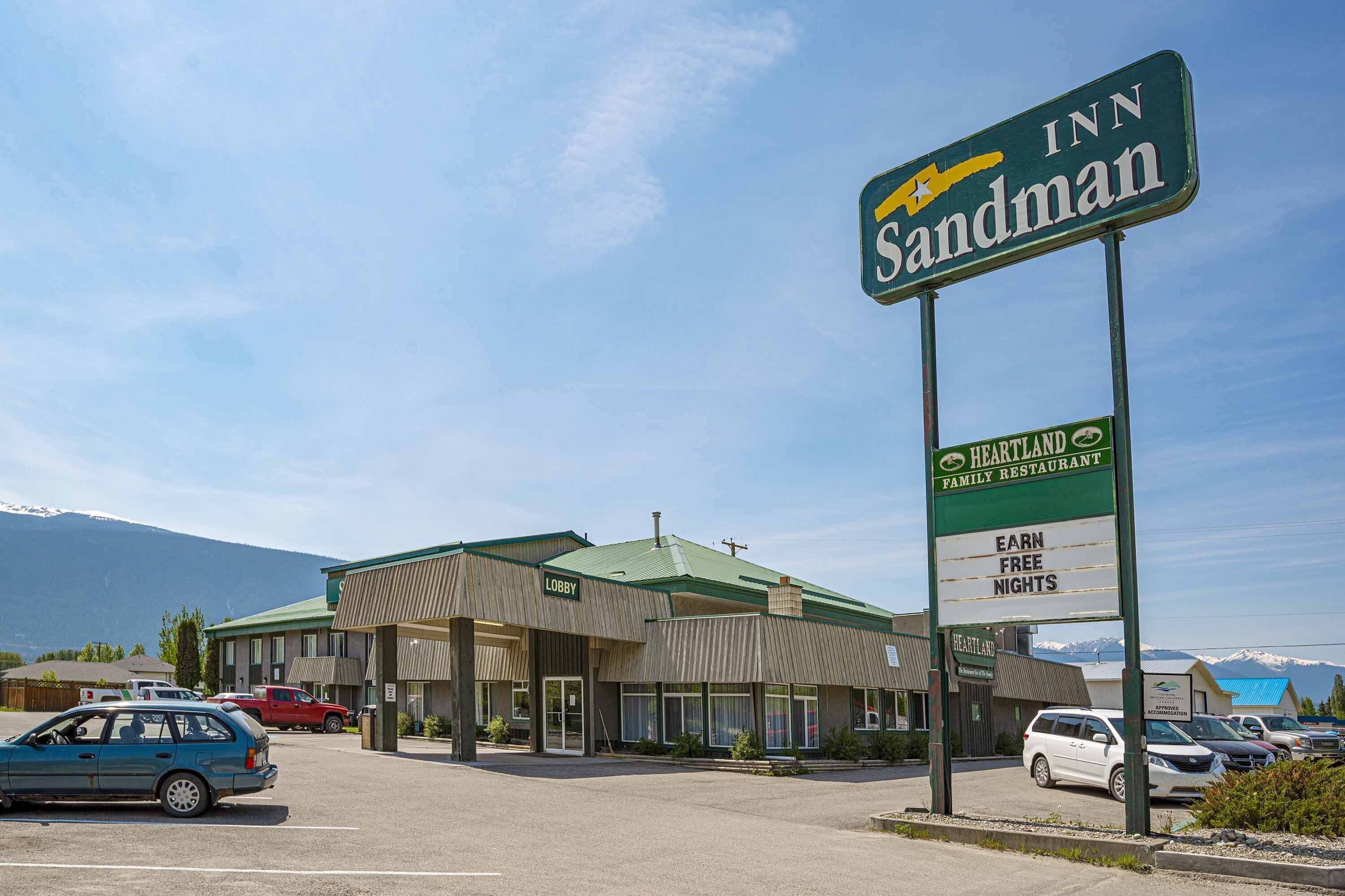 Un hotel anomenat 'Sandman Inn' amb un cartell que anuncia 'Guanya Nits Gratuïtes'.