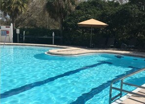 Piscina externa, funciona das 9h às 18h, guarda-sóis