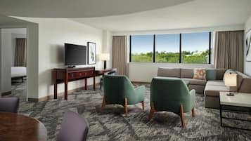 Bộ đồ giường cao cấp, nệm có lớp đệm bông, két bảo mật tại phòng