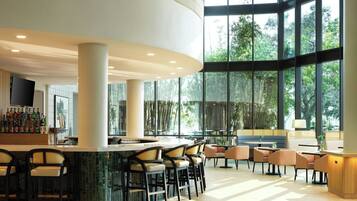 Bar (trong khuôn viên)