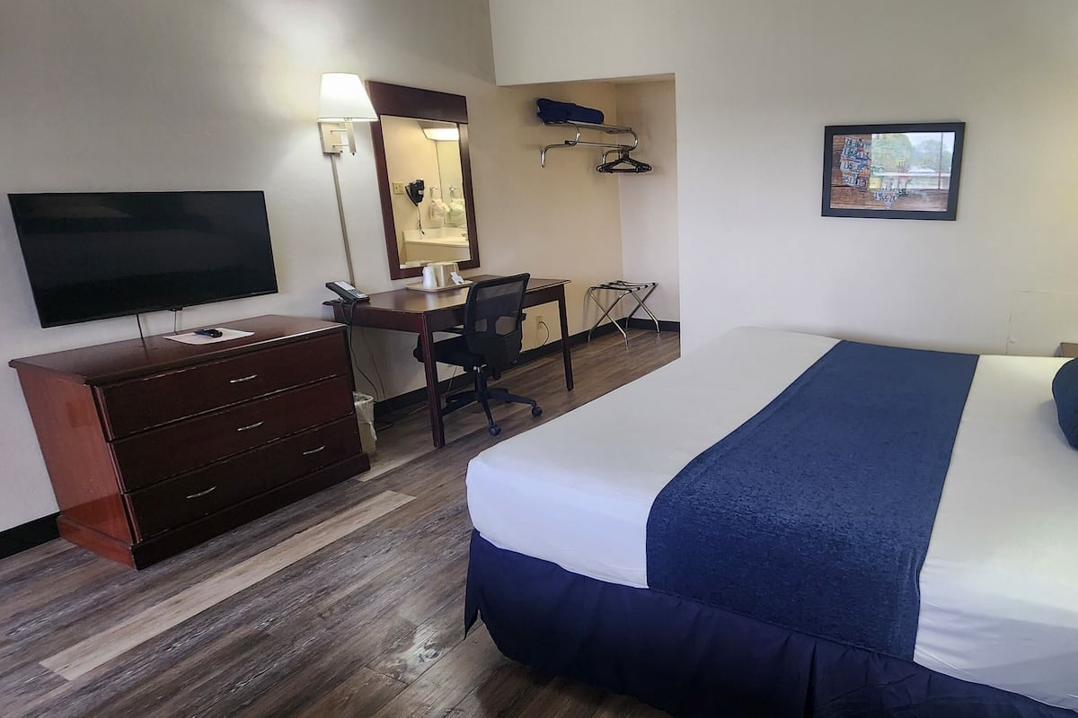 Standard Room, 1 King Bed, Non Smoking | Blackout drapes, soundproofing, free WiFi, bed sheets